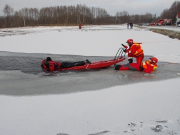 Krzymów. Nurkowie i druhowie z OSP ćwiczyli ratownictwo na lodzie