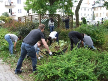 Licheń. Amerykańscy żołnierze sprzątali ogród przy hospicjum