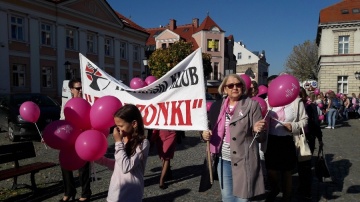 Konin. Różowy marsz na placu Wolności. Profilaktyczny happening