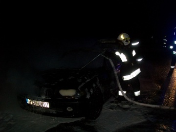 Nocny pożar samochodu w miejscowości Pokoje, w gminie Słupca