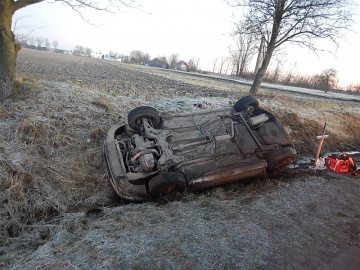 Wypadek w Kupininie. Samochód wypadł z drogi i dachował w rowie