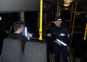Rozdawano odblaski w autobusach MZK, które jeżdżą poza Konin