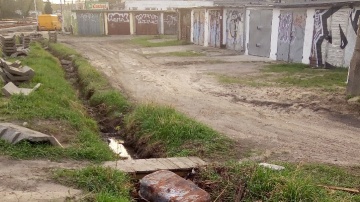 Konin. Miasto odwodni teren przy garażach na ul. Torowej