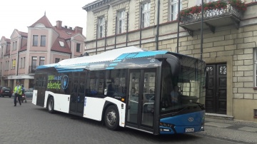 Autobus elektryczny i wypożyczalnia rowerów miejskich na placu