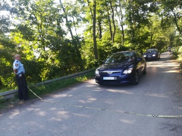 Regulują ruch samochodów przed ośrodkiem w Gosławicach