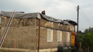 Konin. Zerwany dach w budynku mieszkalnym przy Świętojańskiej