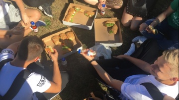 Klasa rządzi, czyli śniadanie na trawie na szkolnym boisku I LO