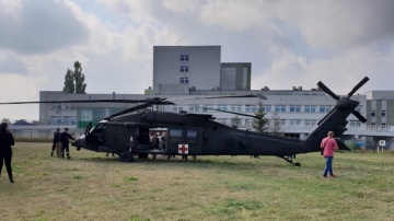 Konin. Amerykański helikopter wojskowy przy konińskim szpitalu