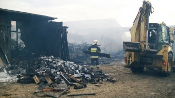 Pożar dwóch gospodarstw. Z ogniem walczyło ponad 60 strażaków