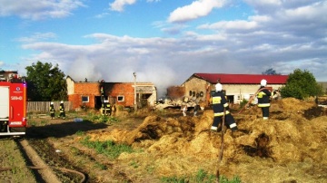 Pożar dwóch gospodarstw. Z ogniem walczyło ponad 60 strażaków