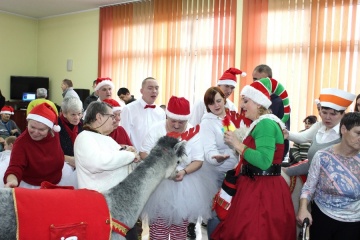 Ślesin. Mikołaj z alpakami pojawił się w Domu Pomocy Społecznej