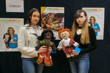 Konin. Uczniowie ZST uszyli lalki UNICEF, by pomóc dzieciom