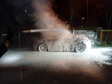 Adamów. Sportowy samochód spłonął niedaleko stacji kolejowej