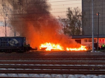 Konin. Pożar podkładów kolejowych. Przyczyną było podpalenie?