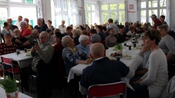 Do wielkanocnego stołu zasiedli kolscy seniorzy i osoby samotne