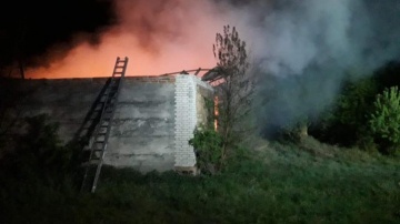 Kazubek. 6 godzin trwało gaszenie pożaru budynku gospodarczego