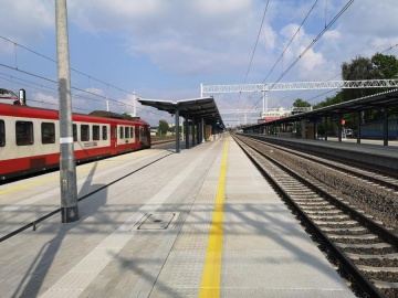 Wraca pociąg do Warszawy, ale na wiadukt i dworzec poczekamy