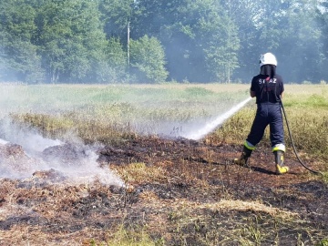 Pożar w Węglewskich Holendrach. Pali się sprasowana słoma