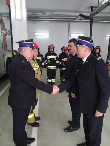 Nowy samochód konińskich strażaków przyjechał z Poznania