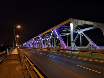 Konin. Most im. J. Piłsudskiego został podświetlony na fioletowo