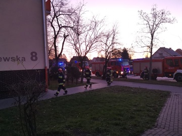 Konin. Kilka wozów strażackich przy Kleczewskie. Wyczuwalny gaz