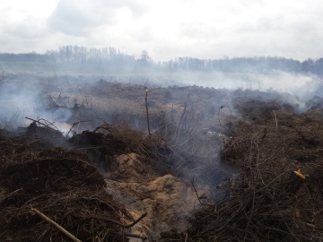 Dębowiec. Pożar na nieużytkach rolnych. 7 godzin akcji gaśniczej