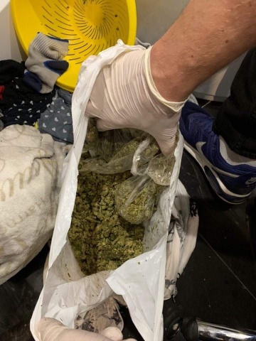 Koło. Policjanci znaleźli narkotyki ukryte we włączonej pralce