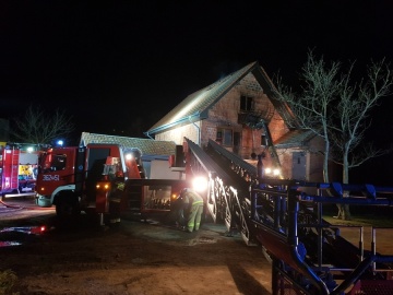 Grodziec. Prawie 40 strażaków gasiło pożar poddasza domu