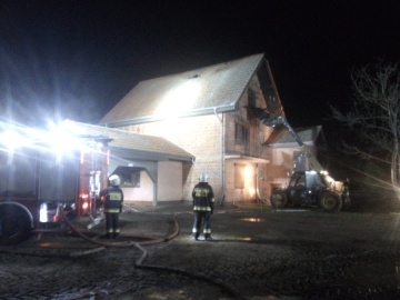 Grodziec. Prawie 40 strażaków gasiło pożar poddasza domu