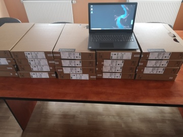 Kleczew. Dwadzieścia laptopów trafiło do szkół z terenu gminy