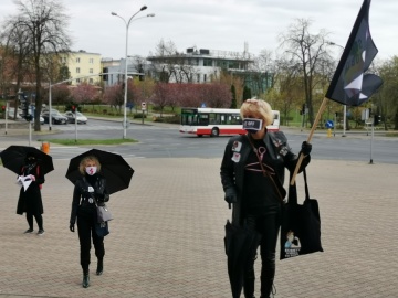 Konińskie kobiety nawet w kolejce po chleb nie składają parasolek