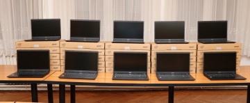 Kramsk. Laptopy trafiły do ośmiu szkół podstawowych w gminie
