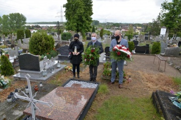 Konin. Złożyli kwiaty na grobie rodziców Mieczysława Bekkera