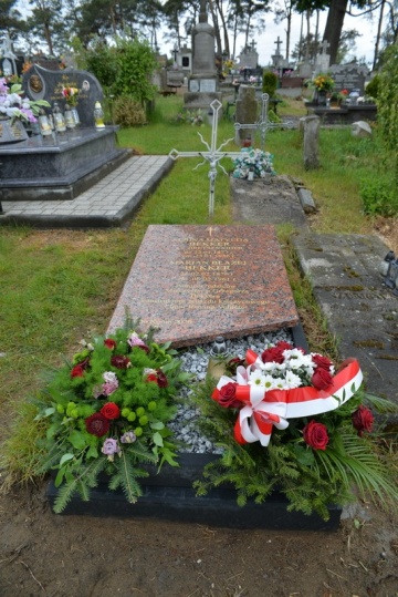 Konin. Złożyli kwiaty na grobie rodziców Mieczysława Bekkera