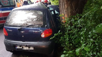 Wypadek w Zagórowie. Kierująca daewoo uderzyła w drzewo