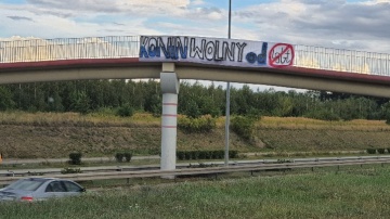 Konin. Kontrowersyjny transparent zawisł na Trasie Bursztynowej