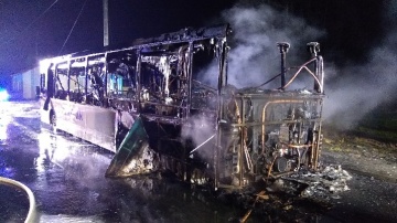 Spłonął autobus PKS. Strażacy gasili też samochód osobowy