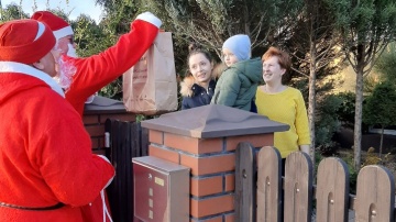 Pomocnicy św. Mikołaja rozwieźli paczki dzieciom w Kawnicach