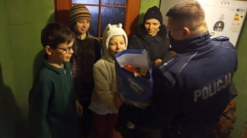 Konińscy policjanci przygotowali paczki dla potrzebujących rodzin