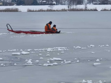Strażacy ćwiczyli podejmowanie osób, pod którymi zarwał się lód