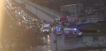 Wypadek na rondzie Miast Partnerskich. 37-latek uderzył w radiowóz