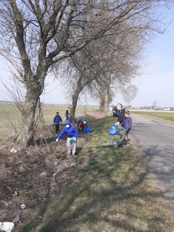 Wiosenne porządki. Posprzątali rowy przy drodze Radolina - Barbórka