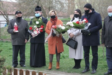 Konin. W Święto Chrztu Polski złożyli kwiaty pod krzyżem na Zatorzu