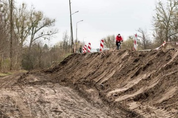 Konin. Trwa budowa ścieżki pieszo-rowerowej na ul. Jana Pawła II