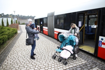 Kustosz przywitał pierwszych pasażerów specjalnej linii do Lichenia