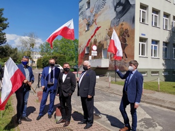 Konin. Solidarna Polska broni szkolnego muralu i biało - czerwonej