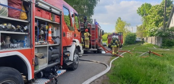 Pożar domu w Wacławowie. Z ogniem walczyło 36 strażaków