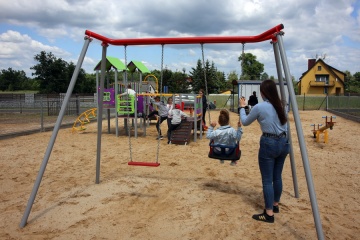 Otwarto dwa nowe place zabaw dla najmłodszych w gminie Kramsk
