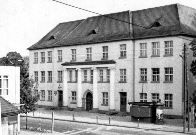 Po tajemniczym pożarze w 1945 roku przy Kolskiej wybudowano jeszcze większą szkołę