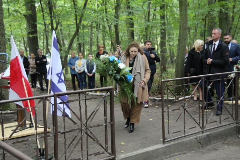 Przedstawicielka Ambasady Izraela na uroczystościach w lesie Rudzickim
